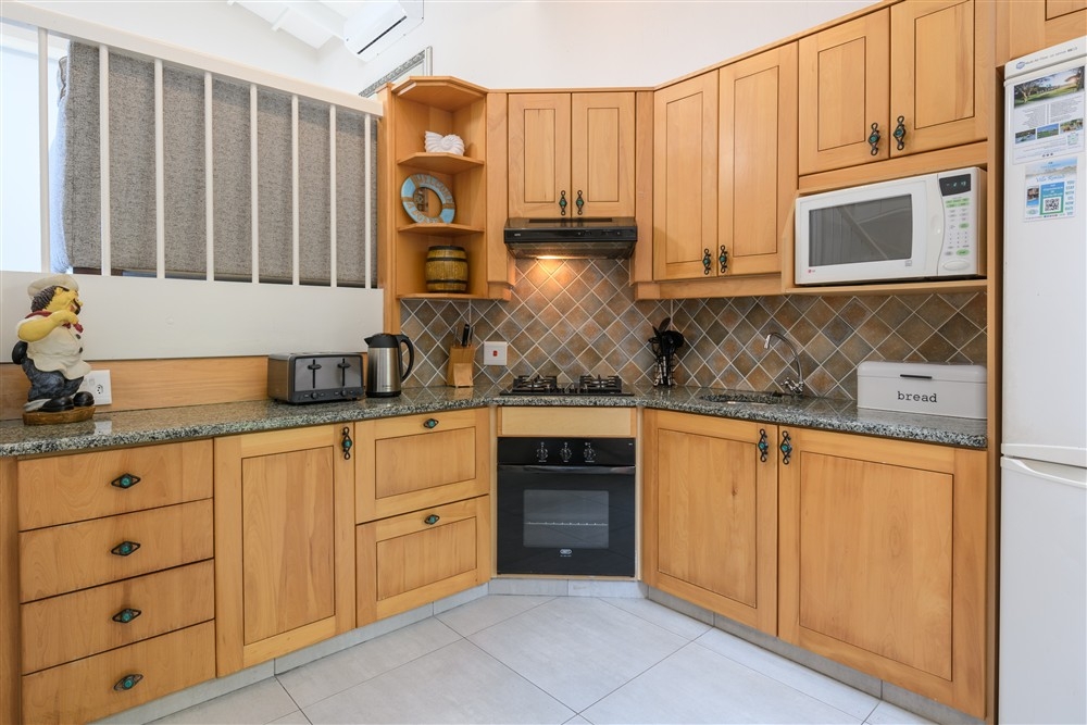 Villa 2409: Kitchen with gas stove and oven
